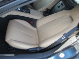 立体感があり、シート中央部とサイド部をくっきりと分断したサポート性の高い形状のシートは「人馬一体」感を強く演出します。