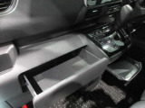 インストスライドボックス ティッシュボックスがまるまる一つ入るボックスです運転席からも開け閉め可能です