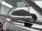 ●アウディサイドアシスト『後方の死角を並走する車両を検知しドアミラーの内側のLEDが点灯。ドライバーに注意を促し事故を未然に防ぐシステムです。』