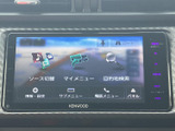 画面にはソース切替や目的地検索、電話メニューなどが表示され、項目を見ながら選べる構成です。情報・設定やサブメニューも備わり、日々の移動中に必要な機能へアクセスしやすい装備です。