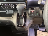 シフトはインパネシフト、パーキングブレーキは電子制御なので運転席と助手席の間はすっきりしています。