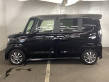 狭い駐車場でも、スライドドアならチャイルドシートへのお子さまの乗降や荷物の積載もスムーズ。