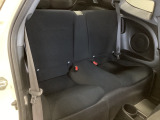 リアシートはスポーツ2シーターに近い車内構造の為、緊急乗車で乗れるスペースになります。