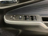 【運転席ドアスイッチ回り】パワーウィンドー[ロック機構]・電動格納式リモコンドアミラースイッチがまとまっているので操作しやすいです。