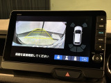 リバースギアに入れるだけで後方の表示へ切り替わります。夜間や雨の日の駐車も楽になりますよ。