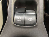HOLD機能付きの電動パーキングブレーキ。HOLD機能を使用すると、信号待ちなどでフットブレーキから足を放しても、車は動かずそのまま停車してくれます。ドライブなど足が疲れた時には便利な機能です。