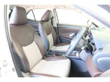 【運転席&助手席】落ち着いた色合いのシート色です。パワーシートで微小な位置調整も可能です。パワーシート可動時の静かなでスマートな音は上質さと高級感を感じさせてくれます。