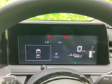 視認性の高いメーター類で運転状況を的確に把握し、運転席をスタイリッシュに演出します。情報は一目で確認できます。