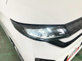 白く明るい光で夜間走行をサポートするLEDヘッドランプを搭載
