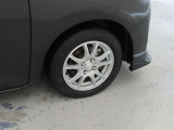 装着タイヤサイズは、165/65R14です。アルミホイールを装着しております。