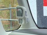 運転席から見て左前下方はどうしても死角になってしまいますがこのミラーはその部分を見ることが出来るように配置されています。小さい障害物や小さな子供が屈んでいても気づくことが出来ます!
