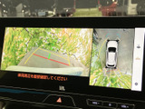 周囲の映像に加えて車両位置の表示も確認でき、駐車時などに周辺を把握する際に便利です。画面上で状況を確認しやすく、車庫入れや狭い場所での操作をサポートします。