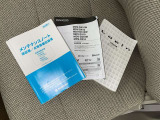 メンテナンスノート、取扱説明書です。 その車の整備記録が事細やかに記録されています。 車が生まれてから今までどのような道を歩んできたのか判るとても重要な物ですよ。