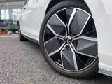 18インチ純正アルミホイールです。タイヤサイズは225/40R18です