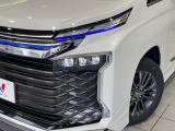 【三眼LEDヘッドライト】スタイリッシュな見た目の三眼LEDヘッドライトを装備♪スタイルだけでなく、夜間の走行も視界良好で安心してお乗りいただけます。