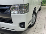 【LEDヘッドライト】悪天候や夜間走行時も良好な視界を確保し安心して運転できる高輝度LEDヘッドライトを装備!点灯速度が早く、消費電力も抑えられています。