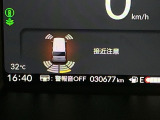 パーキングセンサーシステムは走行中に障害物が迫ると音と表示でお知らせ、低速走行時時の安心感を高めます