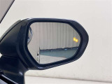 ウインカーミラーにはBSM(ブラインドスポットモニター)を搭載。隣を走る車両が死角に入るとLEDインジケーターを点灯。また、ウィンカーを出すとインジケーターも光って点滅!注意を促してくれます
