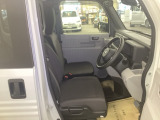 シートはフィット性も良く、楽な運転姿勢を保てます。