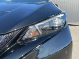 LEDヘッドライトはハロゲンライトの約2倍の光量で、より明るく、より広範に照らし出し、夜間走行時の視認性を高めます。