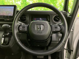 手元には複数のスイッチが配置され、運転姿勢を大きく変えずに各種機能へアクセスしやすい設計です。握りやすい形状と見やすい表示で、毎日の運転をサポートします。