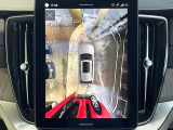 【360&deg;ビューカメラ】4台の高解像度カメラで360度の鳥瞰図を表示。隣の車や壁、死角にある障害物などを画面で確認できるため、狭いスペースでの駐車・出入りも安心です。