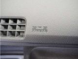 ◆助手席エアバッグ◆SRSエアバッグは、シートベルトだけでは防ぎきれない衝突時の衝撃から乗員を守るための安全装置。衝突時に瞬時に膨らみ、頭部や胸部がダッシュボードに直接衝突するのを防ぎます。