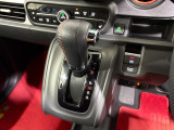 インパネシフトだから視線の移動も少なく足元もスッキリ♪運転席もゆったりしているのでゆとりを持ってドライブできますね!