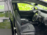 ゆったりとした形状の前席に加え、運転席から前方を見渡しやすいレイアウトです。ドアを開けた際に足元まで確認しやすく、乗り降りもスムーズ。落ち着いた室内で、日々の移動を快適に始められます。
