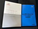 取扱説明書・保証書もしっかり揃っています。各種装備の使い方や操作方法を確認したい時にも便利です。中古車だからこそ、こうした付属品がきちんと揃っているのも嬉しいポイントです。