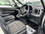 高いホールド性で運転姿勢が安定します。長距離ドライブでも疲れにくいのが魅力です。快適なドライビングライフをお送りください♪