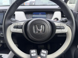 手元には音量や通話などのスイッチが配置され、運転姿勢を大きく変えずに各種操作を行えます。握る位置からボタンを確認しやすく、日常の運転時にも便利に活用できます。