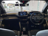 ドライバーを包み込むような独特のi-Cockpit。外装とはまた違った、先進的で個性的な室内空間が広がります。