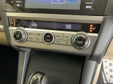 運転席/助手席シートヒーターで寒い日もすぐに温かくなり快適に過ごせます。3段階の温度調整が可能です
