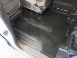 ◆スーパースライドシート◆助手席を後ろへスライドすれば運転席後に座るお子様のお世話を楽に。前にスライドすれば後席にお子様を座らせた後にそのまま運転席に。大きく動く助手席で空間を自在に変化!