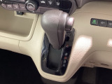 インパネシフトを採用しているので、前席の足元も広々としています。運転席と助手席の行き来もスムーズです!