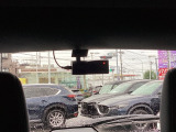 リア側ドライブレコーダー。運転中の映像・音声などを記録して、交通事故やトラブルが起きた時の正確な状況把握に役立つドライブレコーダーが装着されています。