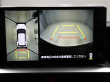 パノラミックビューモニターを装備。駐車場や交差点でクルマを真上から見るように周囲を確認できます。機能の詳細は販売店スタッフまでおたずねください。