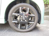 アルミホイールは、足元をスタイリッシュに引き締める装備。クルマ全体をスポーティーで洗練された印象に演出します。