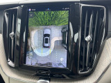 【360&deg;ビューカメラ】4台の高解像度カメラで360度の鳥瞰図を表示。隣の車や壁、死角にある障害物などを画面で確認できるため、狭いスペースでの駐車・出入りも安心です。