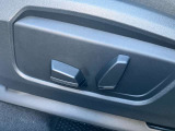 【コックピットシート】BMW車の主役席。車体中央にくる様に配置し車両重心とが一致する事でドライバーと車との一体感あるドライビングを実現。人間工学に基づき形成した形状が長時間のドライブ疲労も軽減します!