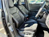 メーカーオプションのフルレザーシートパッケージです。運転席および助手席にはシートヒーターも装備、寒い季節には大変うれしいアイテムです。