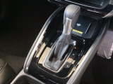 シンプルでとても使いやすいフロアシフトに、パーキングブレーキは、電子制御パーキングブレーキです。