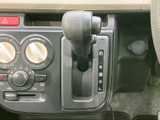 シフト位置が縦に並んで表示され、現在の設定を確認しながら選びやすいレイアウトです。操作部が中央にまとまっているため、日々の乗り降りや運転時にも扱いやすい印象です。