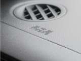 ◆助手席エアバッグ◆SRSエアバッグは、シートベルトだけでは防ぎきれない衝突時の衝撃から乗員を守るための安全装置。衝突時に瞬時に膨らみ、頭部や胸部がダッシュボードに直接衝突するのを防ぎます。