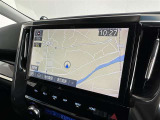 純正ナビを装備。タッチパネル式で使いやすく、お出かけもラクラクです。