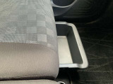 助手席シートの座椅子の下にシートアンダーボックスがあり、収納に便利です。