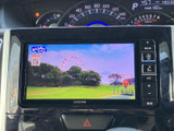テレビ番組を画面に表示できる装備を備えています。停車中の休憩時間などに映像を視聴でき、待ち時間を過ごす際にも便利です。視聴は安全に配慮し、停車中にお楽しみください。
