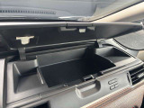 運転席前方にも収納ボックスが装備されています!こちらの収納にはボックスティッシュが入る広さがあり、とても便利です♪