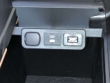 コンソールボックス内に充電用USB端子・HDMI端子・アクセサリーソケットが付いています。